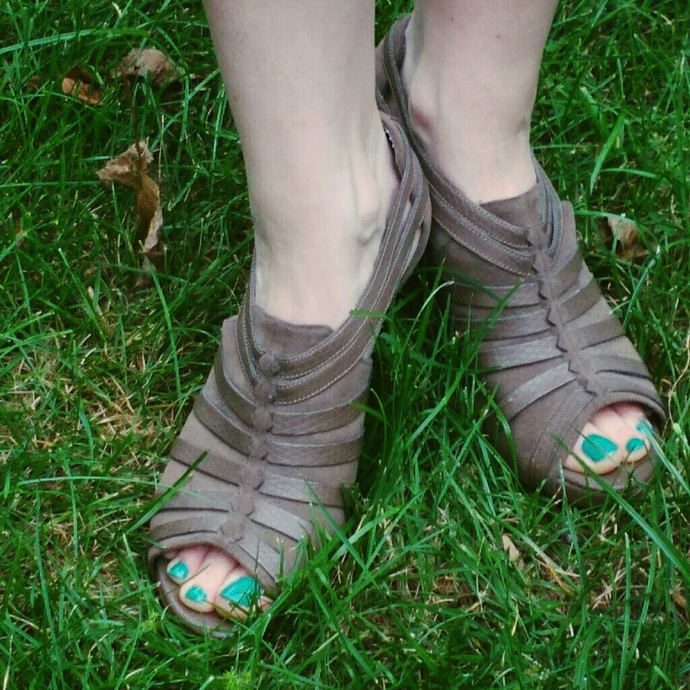 Women's Ana size 8 color taupe, peep toe heels